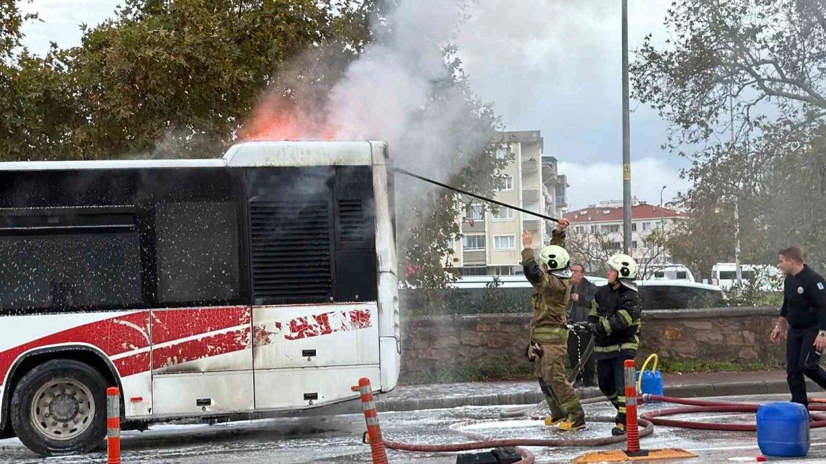 Çanakkale’de özel halk otobüsü alev alev yandı
