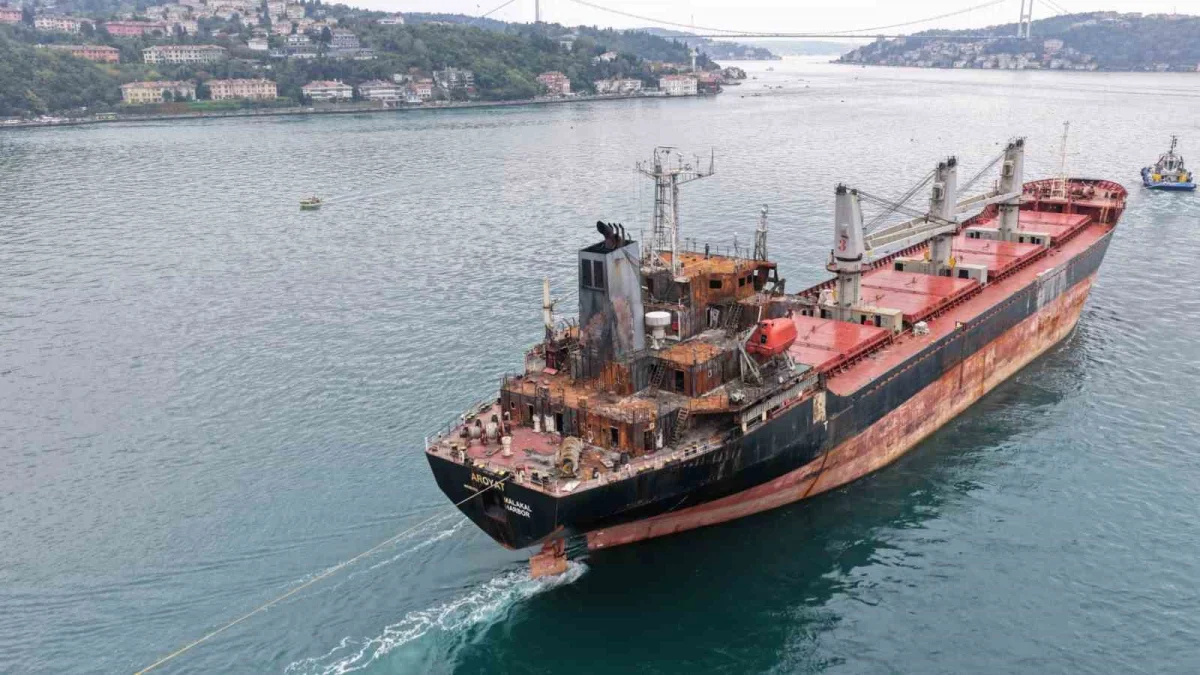 Karadeniz’de İHA saldırısına uğrayan &Prime;MV Aroyat&Prime; İstanbul Boğazı’ndan geçti
