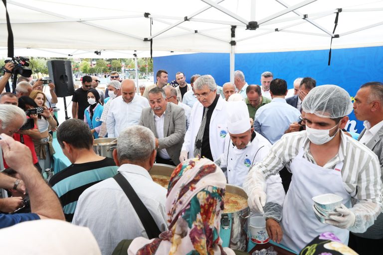 Kazanın Başına Geçti, Aşure Dağıttı