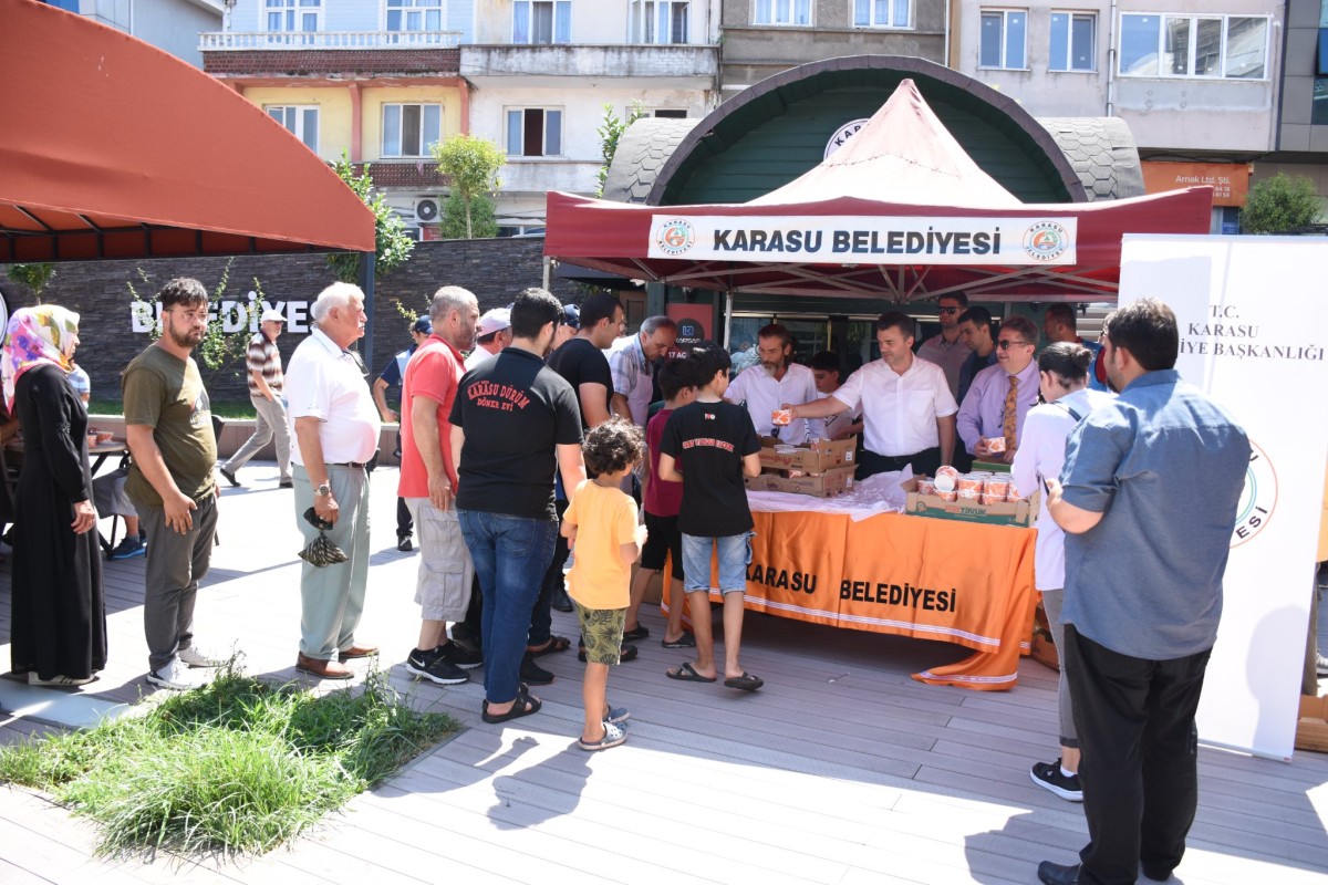 “Karasu Belediyesinden Vatandaşlara Aşure İkramı”