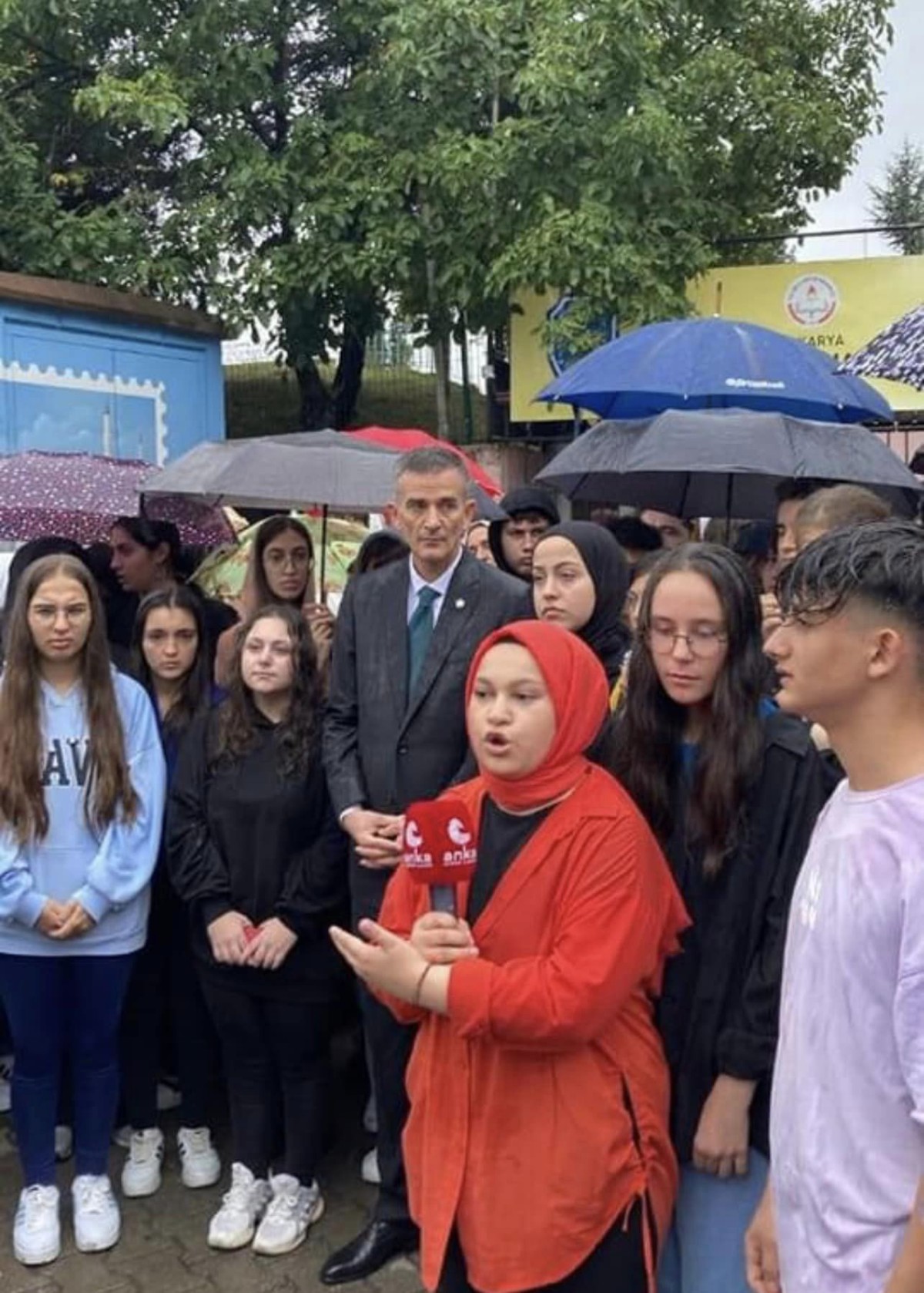 Dikbayır, yıkım kararı bulunan Hendek Anadolu lisesi’nden seslendi