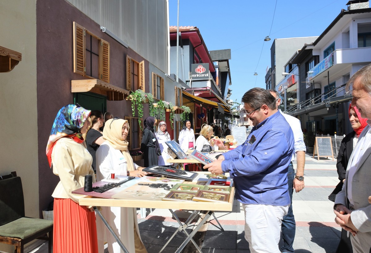 Menekşe Sanat Sokağı ile Kadınlar Çok Mutlu