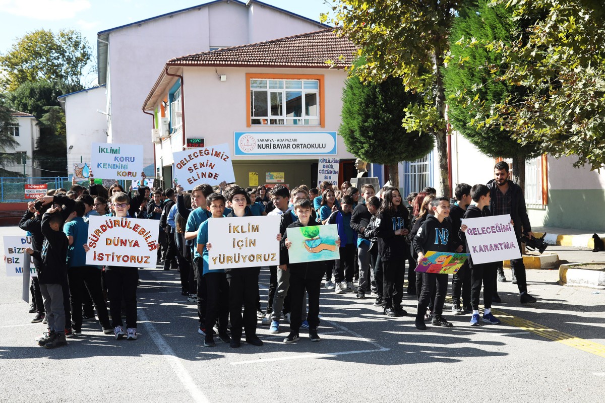 Büyükşehir ekibi ve öğrenciler Çark Caddesi’nde yürüdü