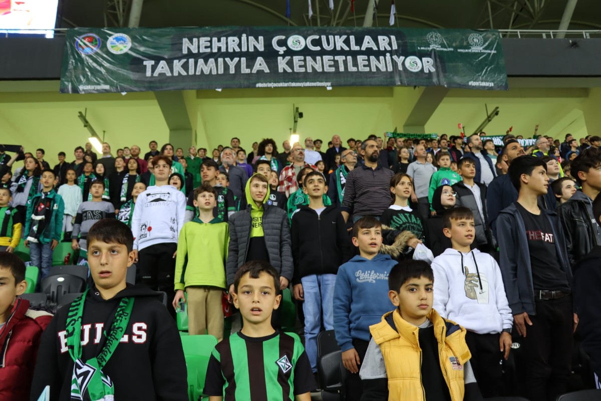 Sakaryasporlu Futbolculardan Nehrin Öğretmenlerine Galibiyet Hediyesi