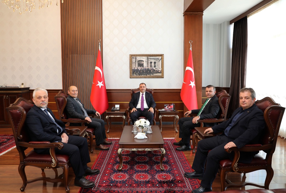 Sakarya Ticaret Borsası Yönetim Kurulu Sakarya Valisi Çetin Oktay Kaldırım’ı makamında ziyaret etti.