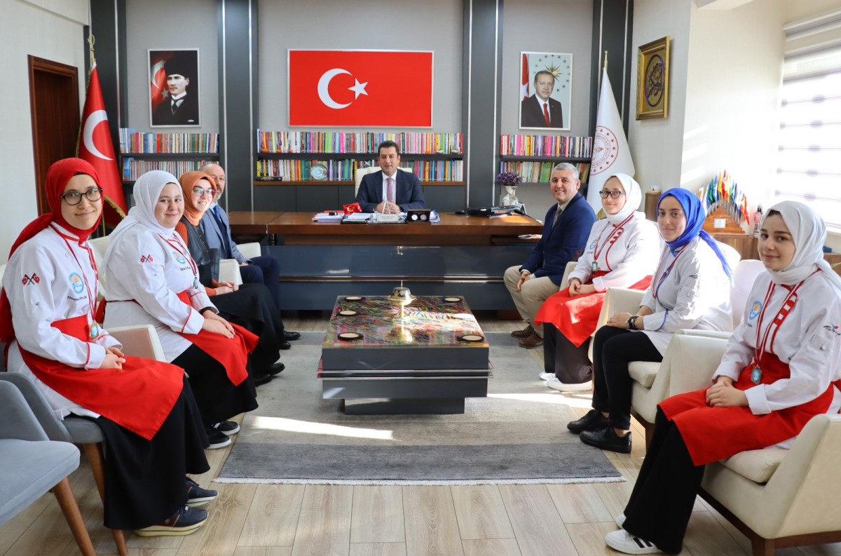 Altın Madalyalı Aşçı Öğrencilerimize İl Millî Eğitim Müdürü Savaşçı’dan Kutlama