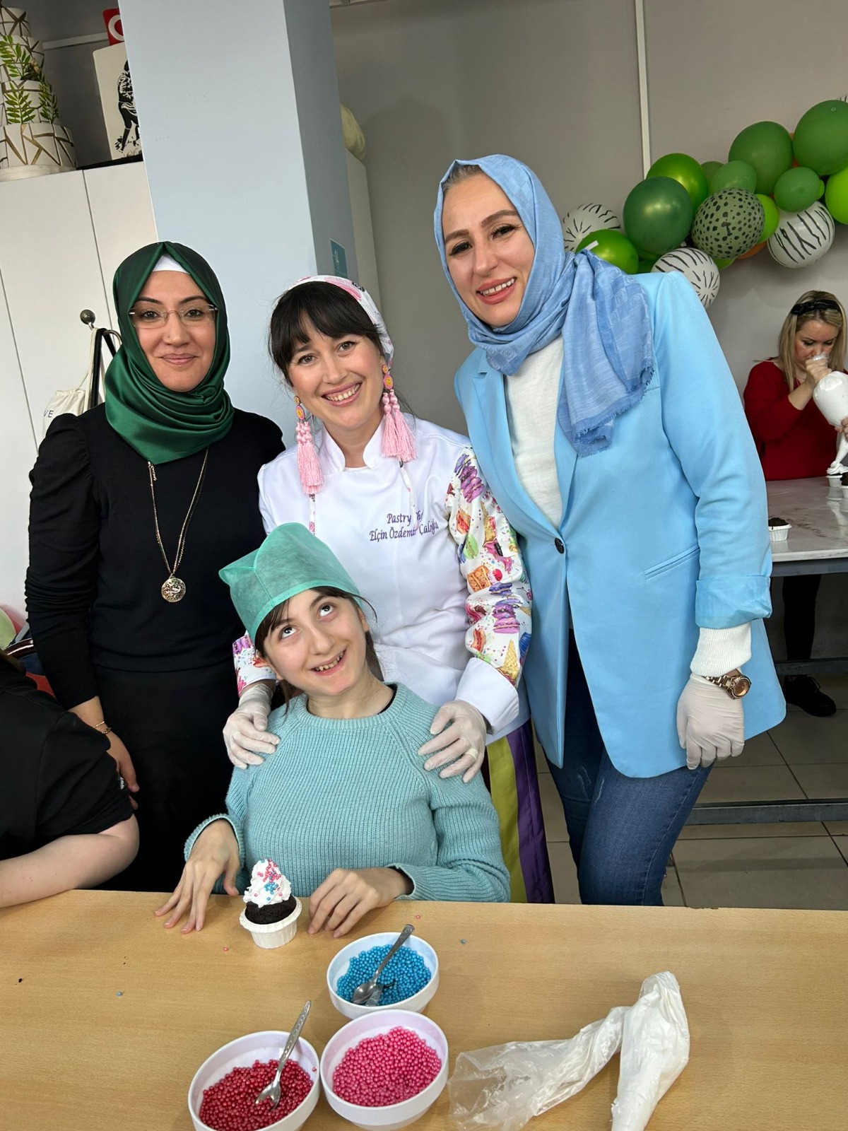 Özel Çocuklar Pasta yapmayı Öğrendiler