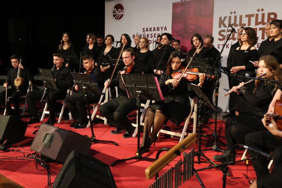 Öğretmen ve öğrencilerden Türk  Halk Müziği dinletisi