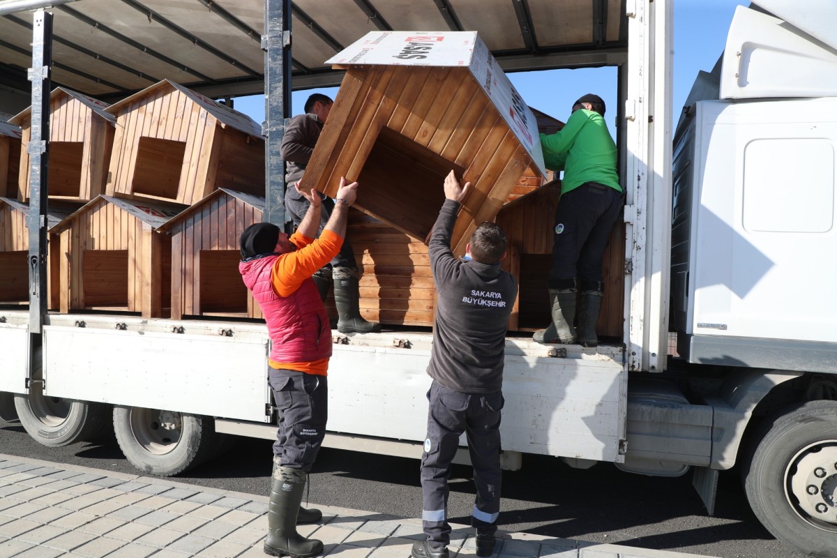 Büyükşehir’in hayvan bakımevine  mama kabı ve kulübe desteği
