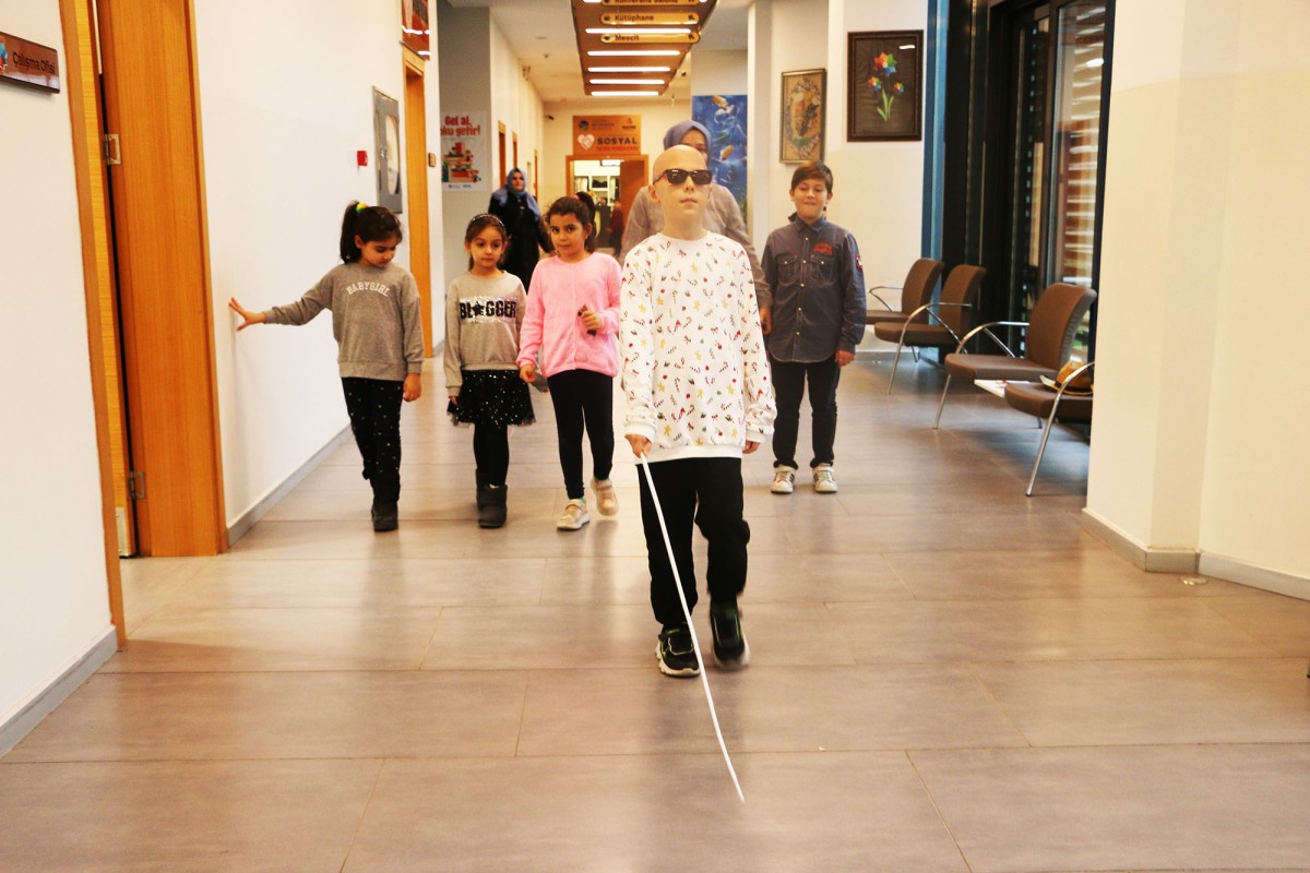 Büyükşehir’in minikleri  engellilerin hayatını yaşayarak gördü