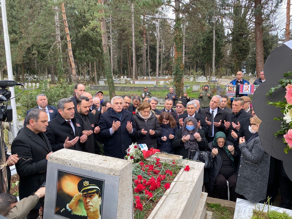 ŞEHİT ALİ GAFFAR OKKAN HENDEK’TE MEZARI BAŞINDA ANILDI