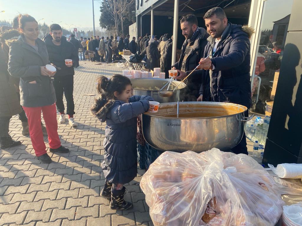 Sakarya’dan giden ilk seyyar mutfak sıcak yemek dağıtımına başladı