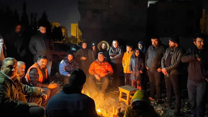 SAKARYA HÜRRİYETÇİ EĞİTİM SEN DEPREM BÖLGESİNDE YEMEK DAĞITTI