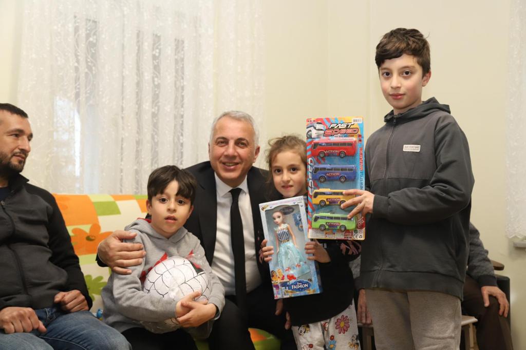 BAŞKAN BABAOĞLU DEPREMZEDE AİLELERİ YALNIZ BIRAKMIYOR