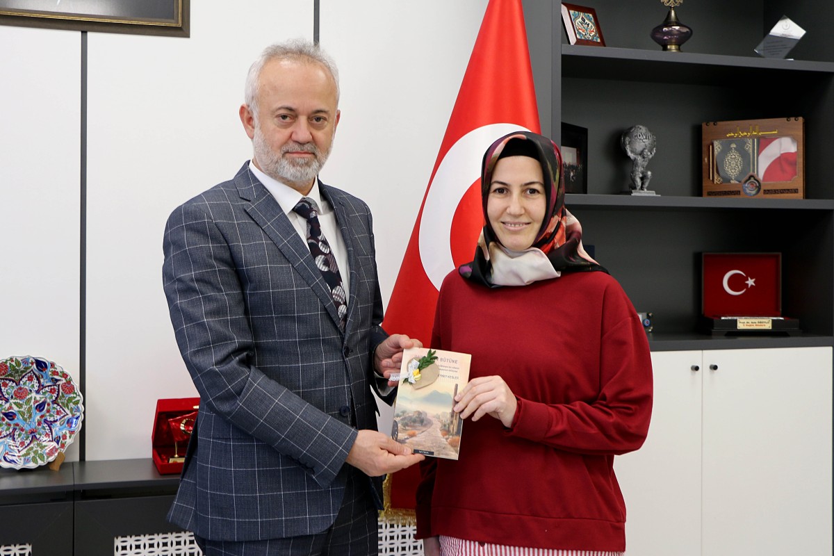 İlk kitabını Öğütlü’ye hediye etti