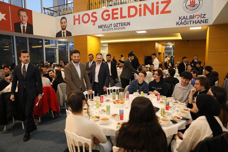 BAŞKAN ÖZTEKİN ÜNİVERSİTE ADAYLARIYLA İFTARDA BULUŞTU