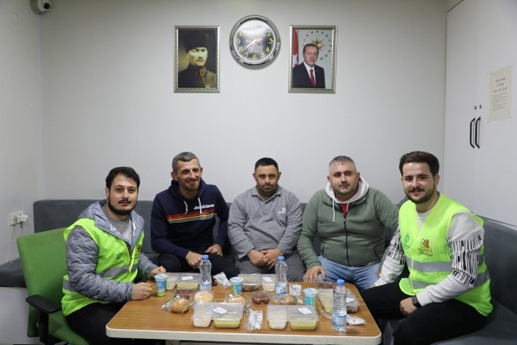  İftar yemeği dağıtımına devam ediyor