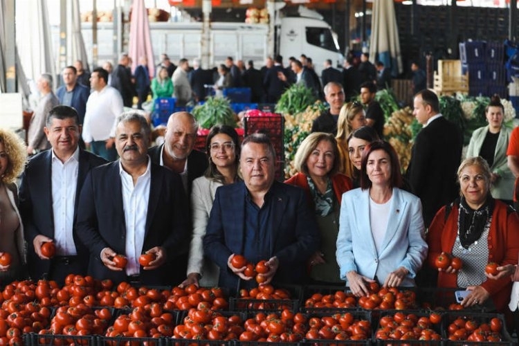 Başkan Böcek, Hal esnafını ziyaret etti.