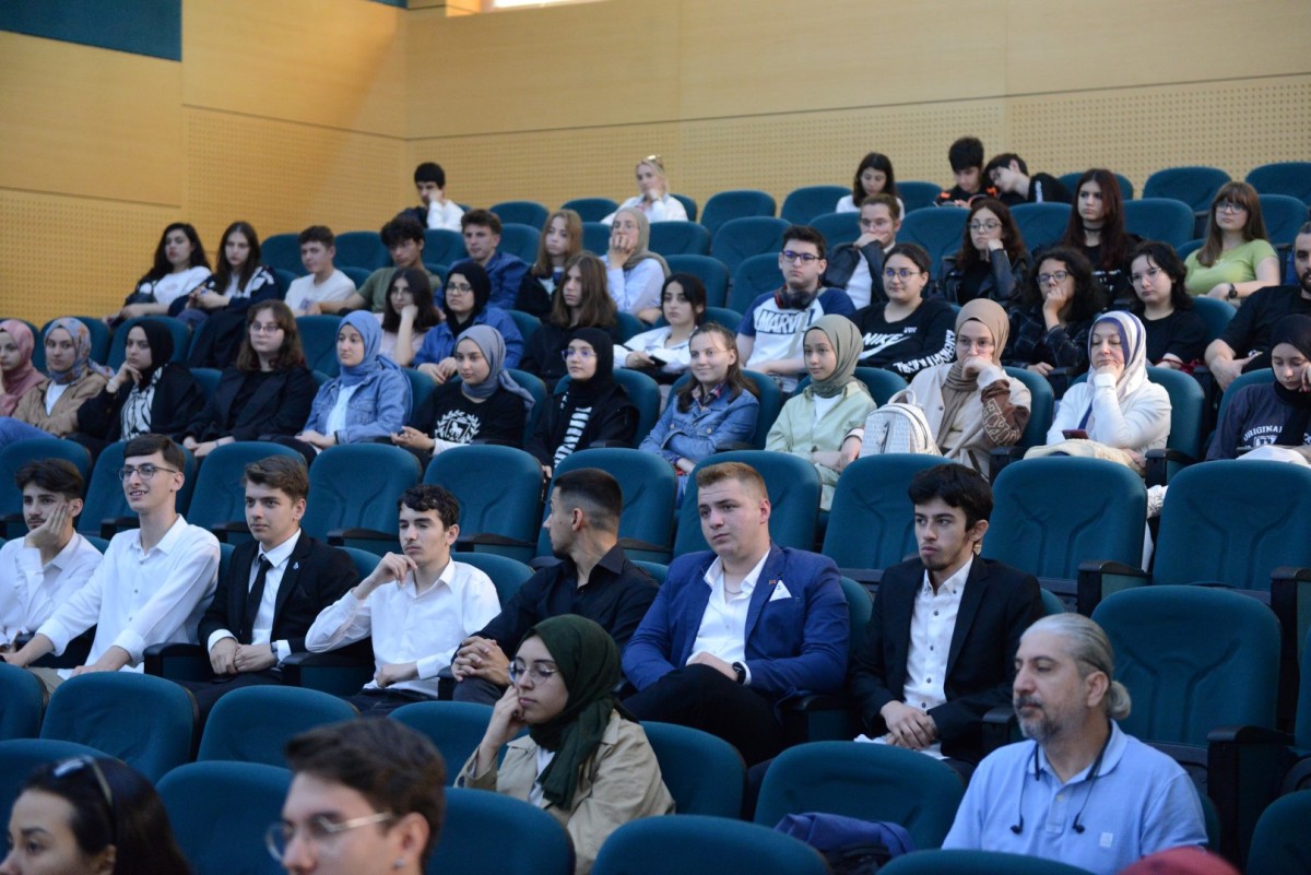 Liseli Öğrencilere Değişim ve Seyahat Programları Tanıtıldı