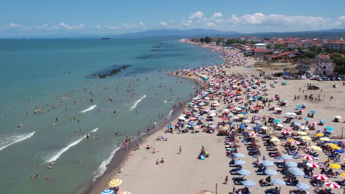 Sakarya’nın 70 bin nüfuslu tatil bölgesi Karasu’da nüfus bir milyonu aştı