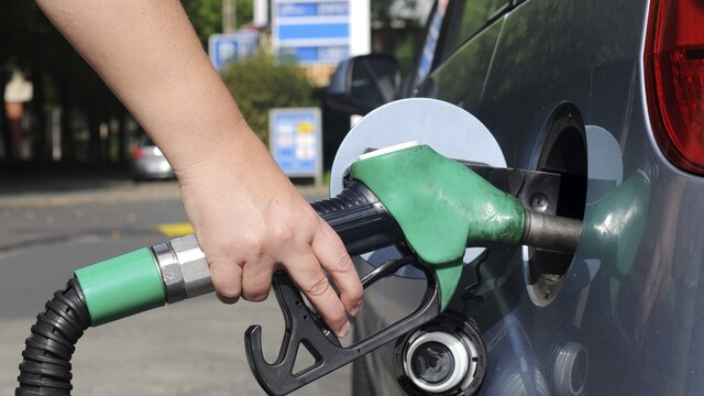 Benzine zam geldi 