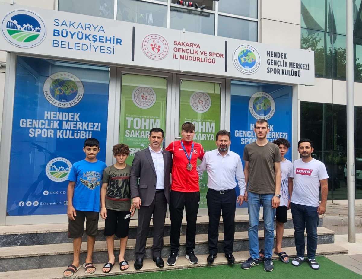 Ali Kemal Sofu şampiyonu kulübünde hem ziyaret etti hem de ödüllendirdi