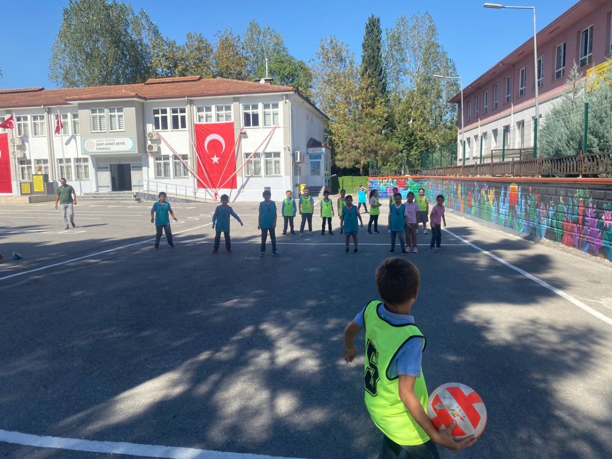 Okul Bahçelerinde Geleneksel Oyunlar Oynanıyor
