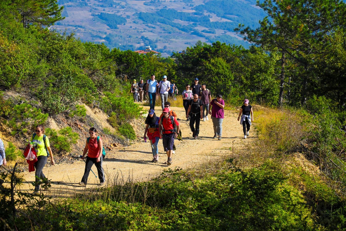 Doğa tutkunları bin 54 rakımda  doyumsuz bir manzaraya ulaştı