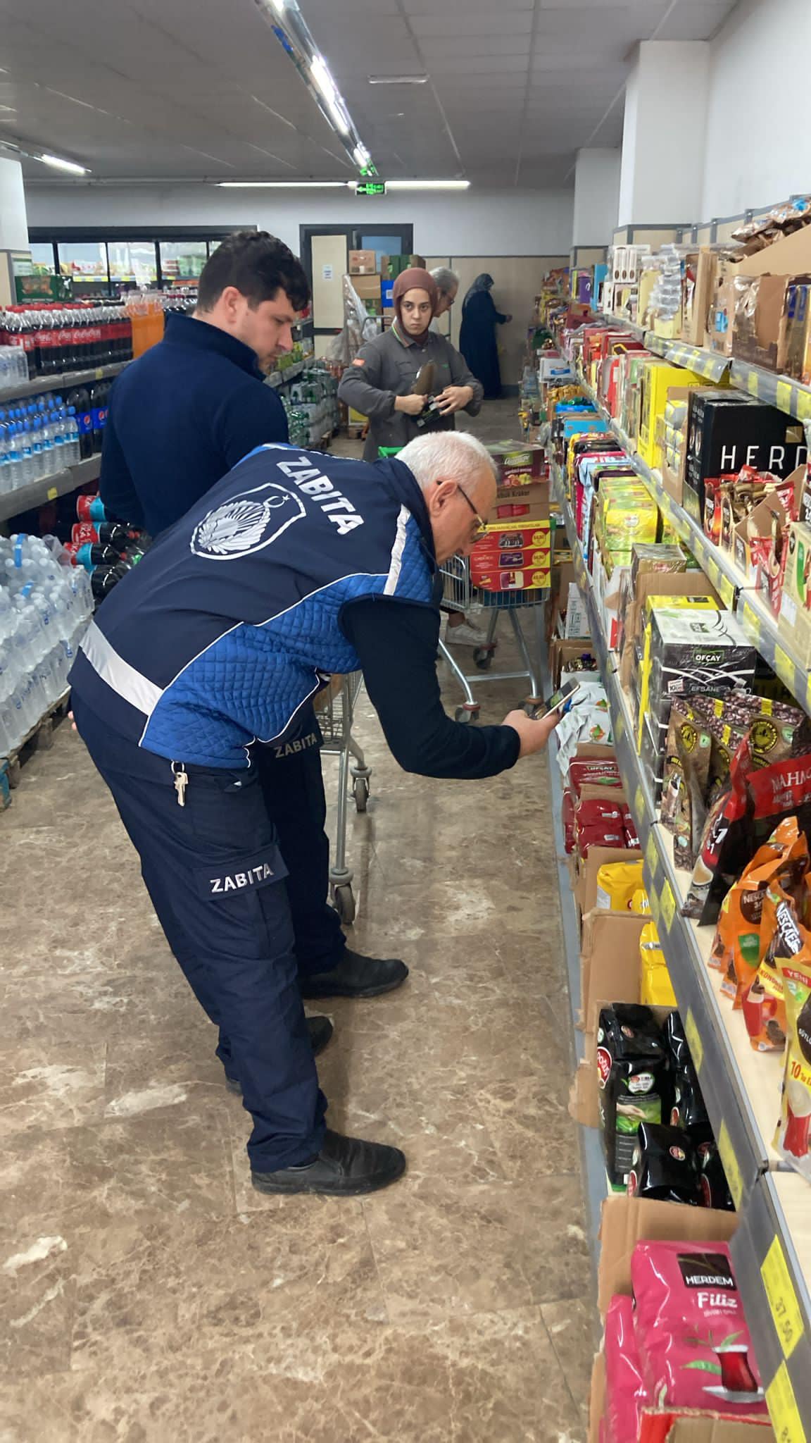 Sapanca Belediyesi Zabıta Müdürlüğü Ekipleri Zincir Marketlerde Denetim Yaptı