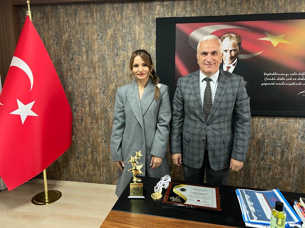 Küresel Öğretmen Ödülünü Kazandı.