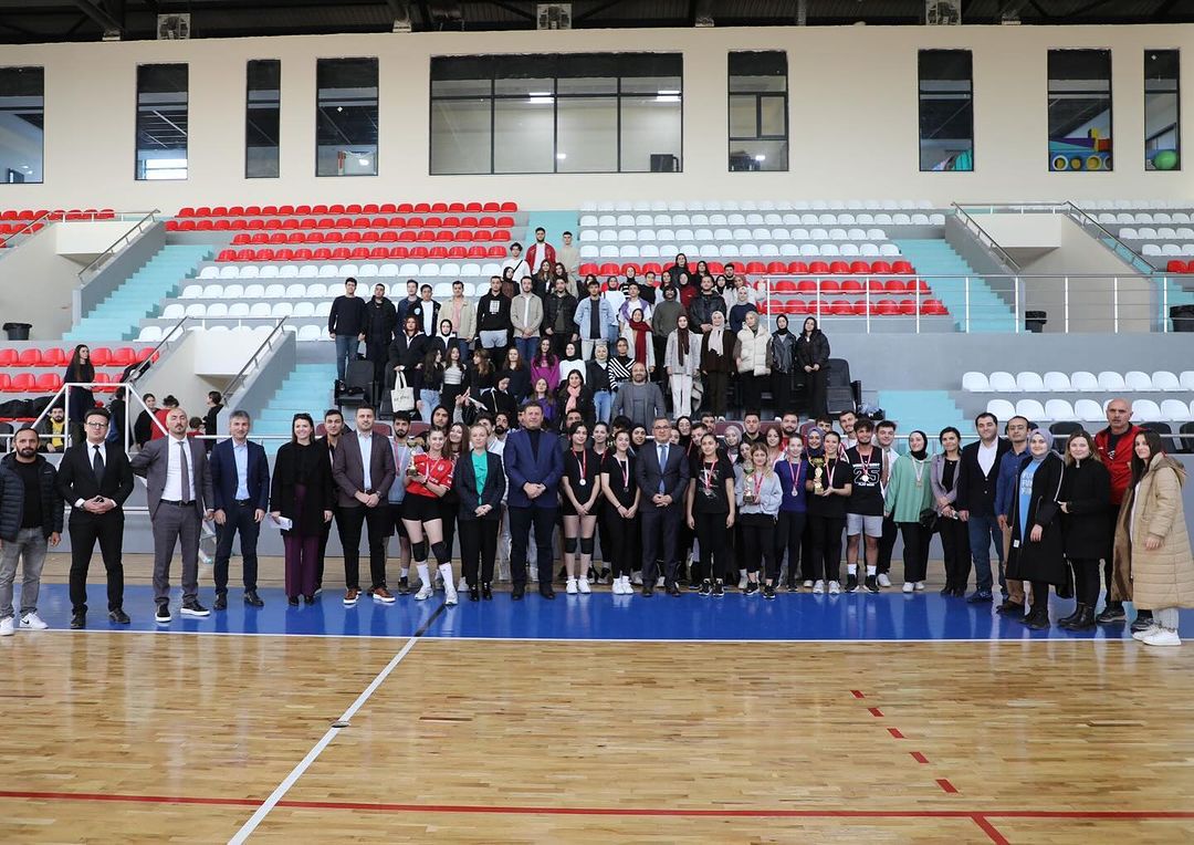 Sağlıkçılar voleybol turnuvasında buluştu