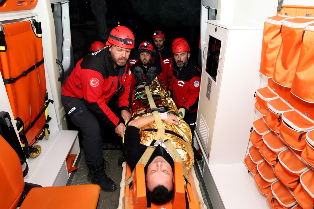 Büyükşehir arama kurtarma ekibi şehrin kalbindeki o enkaza girdi