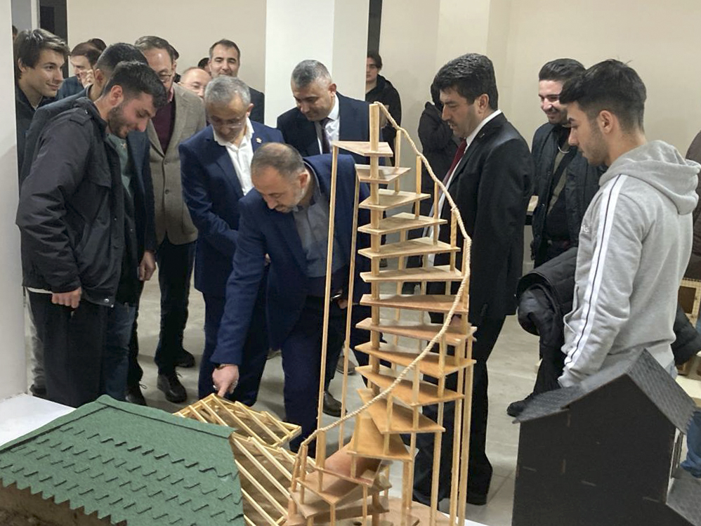 Sakarya MYO’da final sergileri açıldı