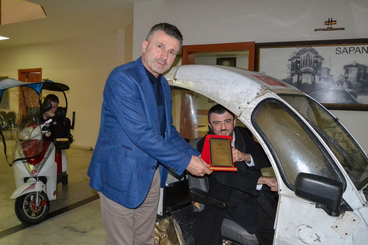 Başkan Özen’e, Engelliler Derneğinden Plaket