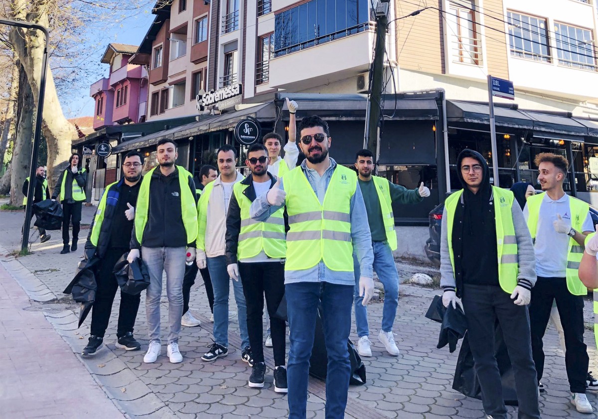 Farkındalık için cadde temizlediler ve kitap okudular