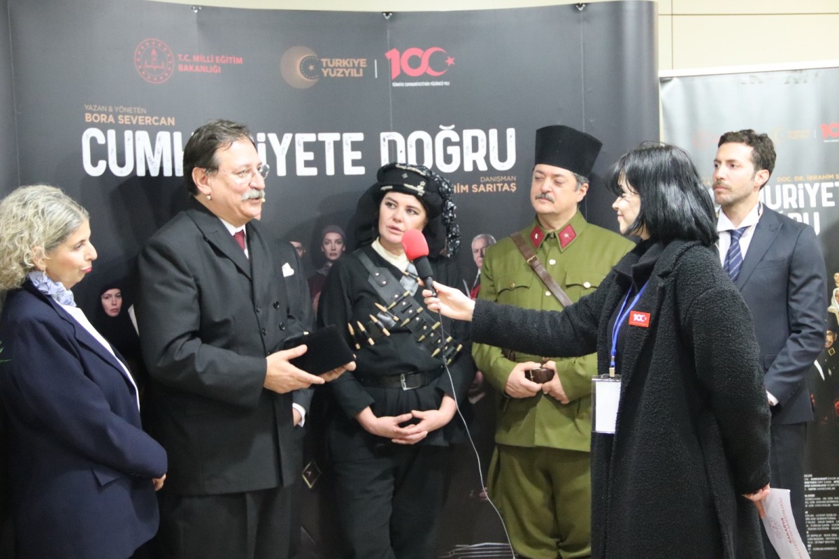 Cumhuriyete Doğru Tiyatro Oyununda 110 Kişilik Dev Kadrodan Gazze Mesajı
