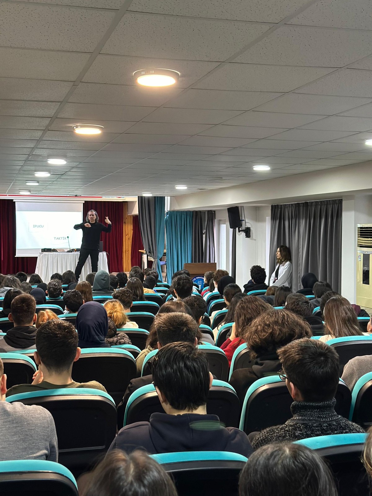 YKS ve LGS’ye Hazırlanan Öğrencilere ‘Anlayarak Hızlı Okuma ve Taktiklerle Paragraf Eğitimi’ Seminerleri Veriliyor.