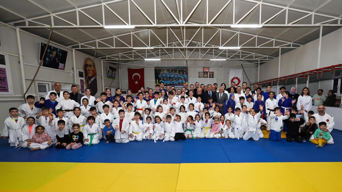 “Her ilçede yeni spor tesisleri inşa edeceğiz”