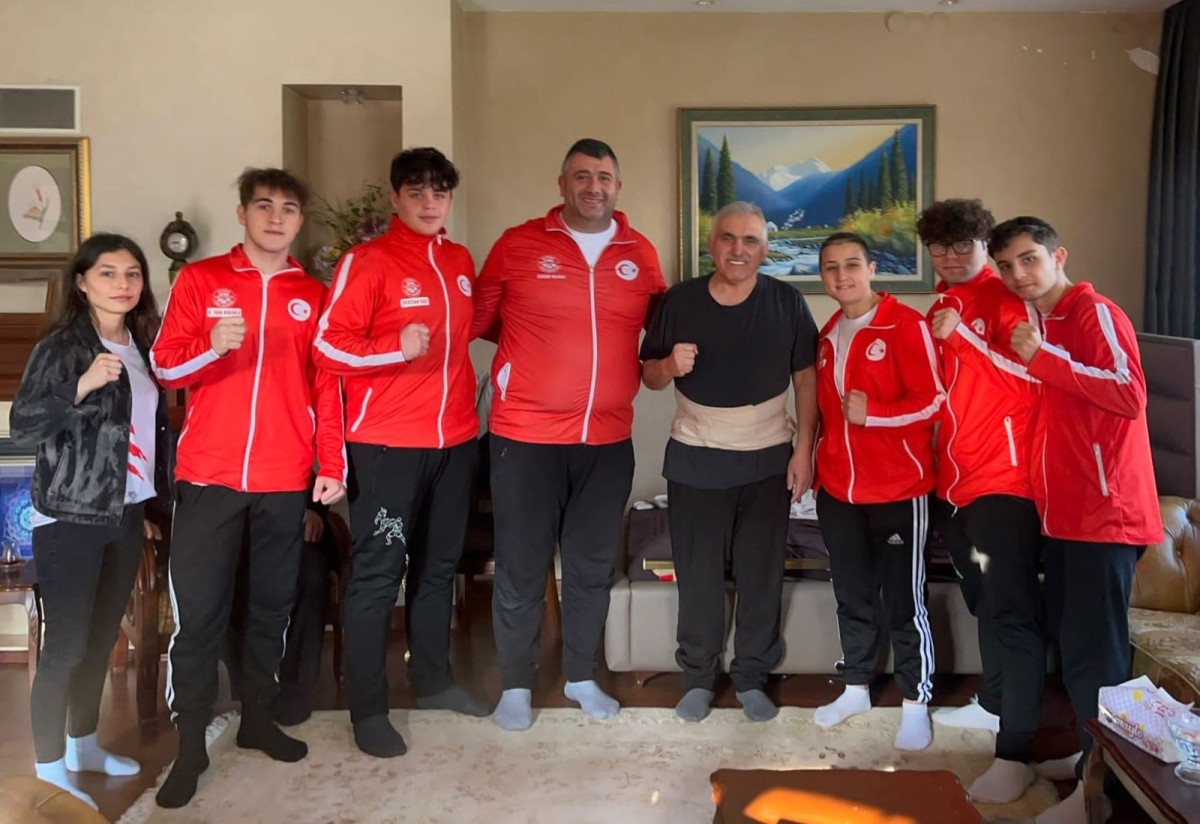 SAKARYA MİLLETVEKİLİMİZ ALİ İNCİ’YE MUAY THAİ SPORCULARINDAN ZİYARET