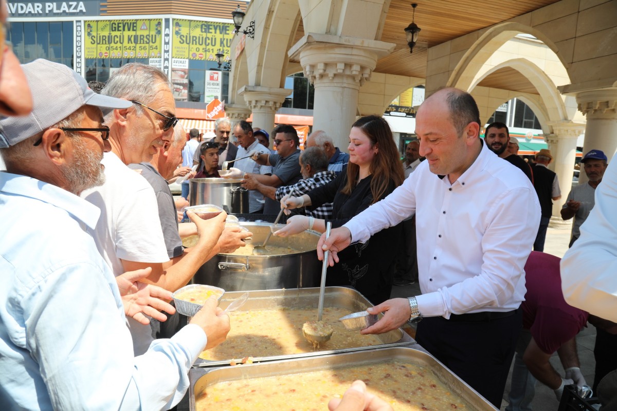 GEYVE BELEDİYESİ’NDEN BİNLERCE KİŞİYE AŞURE İKRAMI