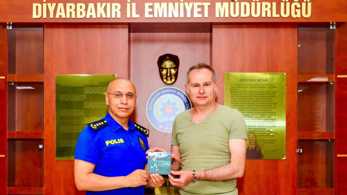 Sakaryalı Sanatçı Akif Yener’den Diyarbakır Emniyet Müdürü Fatih Kaya’ya ziyaret