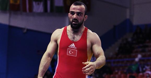 Serdivan Belediyesi’nden U17 Milli Takım Antrenörü Yunus Özel’e Tebrik