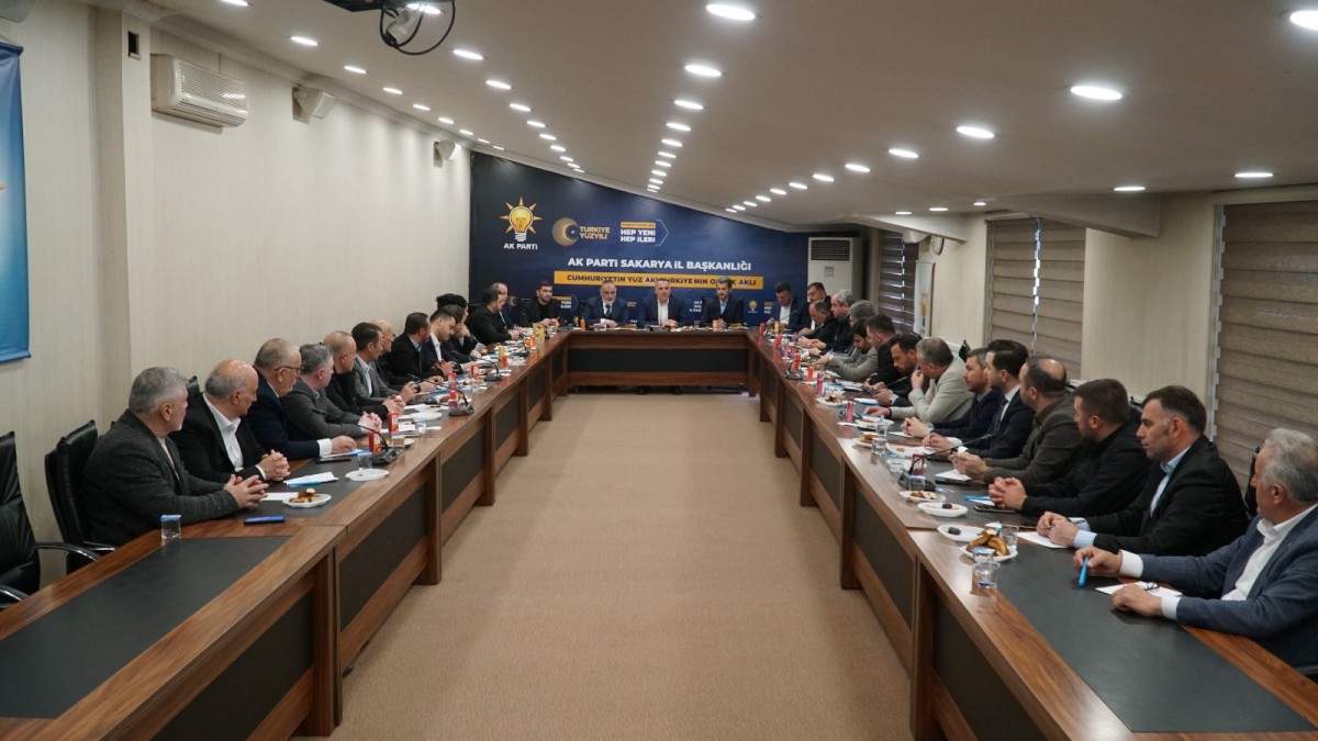 AK Parti Sakarya İlçe Başkanları, İstişare ve Değerlendirme Toplantısı’nda bir araya geldi.
