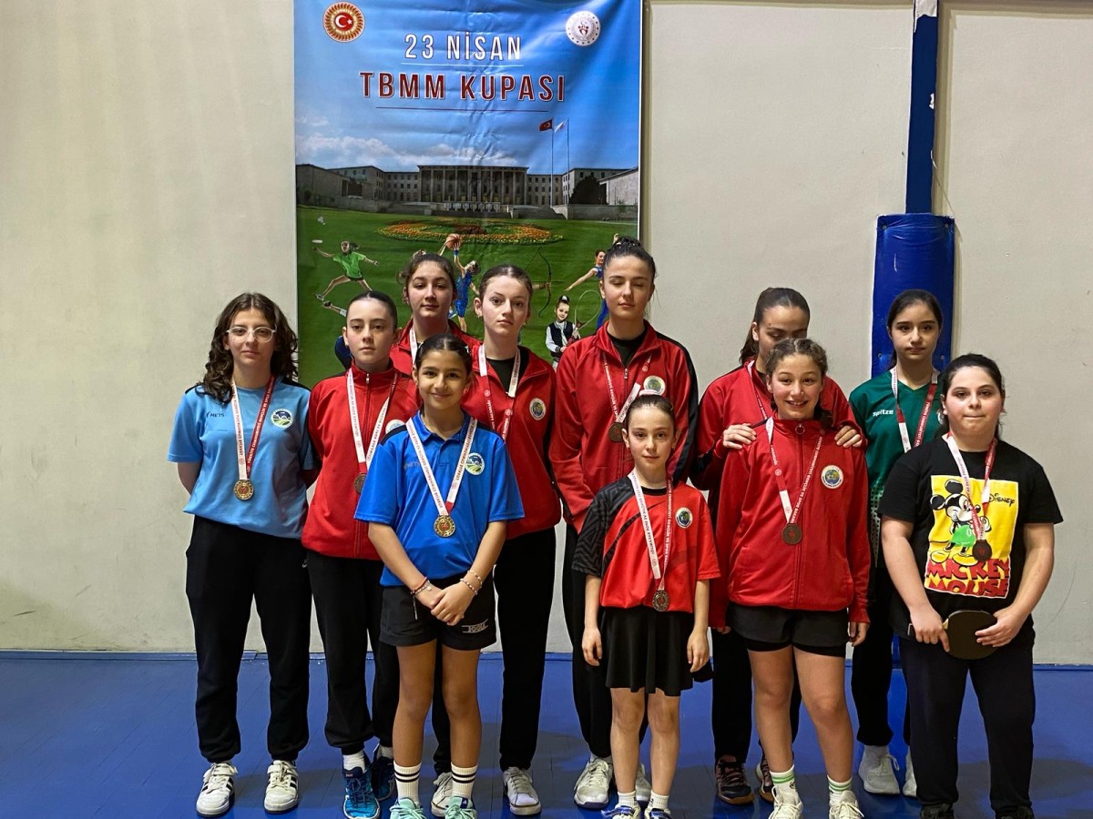 Hendek Olimpik Spor Kulübünün Masa Tenisi Takımından 1 altın, 3 gümüş ve 3 bronz madalya