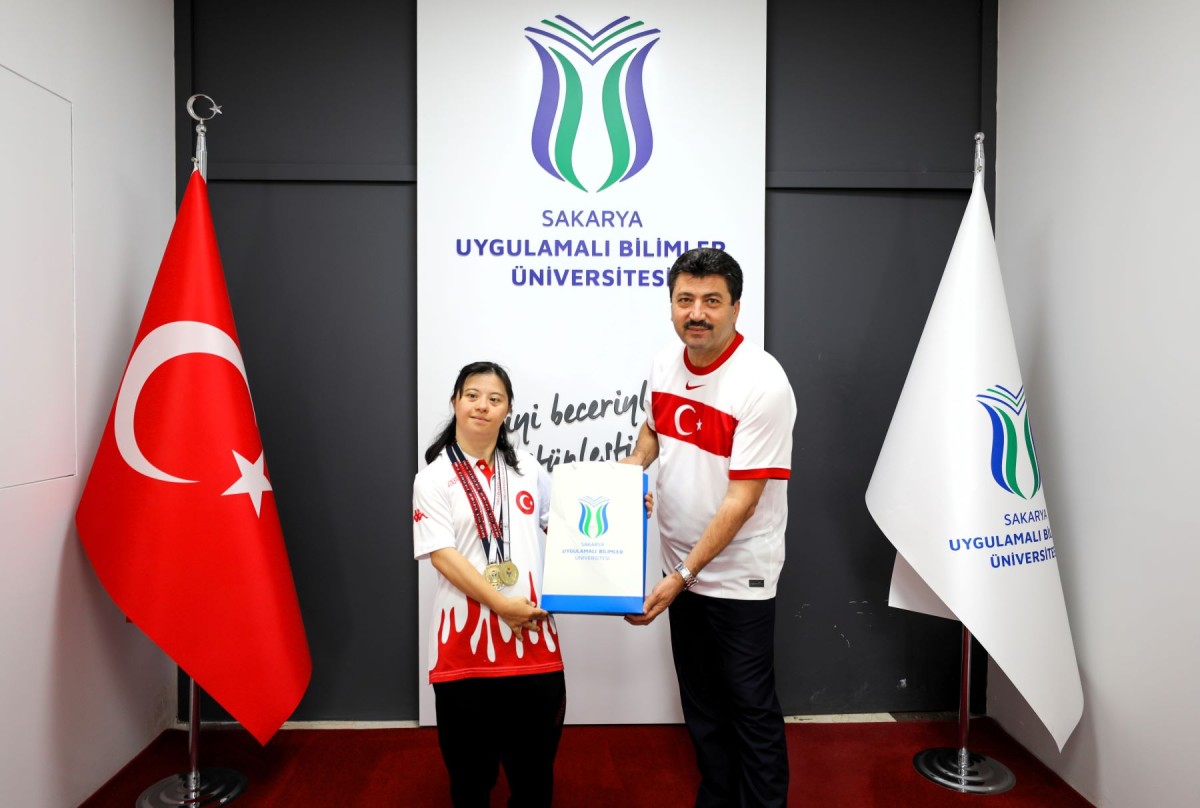 Rektör Sarıbıyık özel gereksinimli yüzücüyü tebrik etti