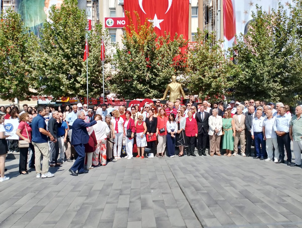 Demokrasi Meydanı’nda Sessiz Zafer: Kutlama Törenine Eleştiri
