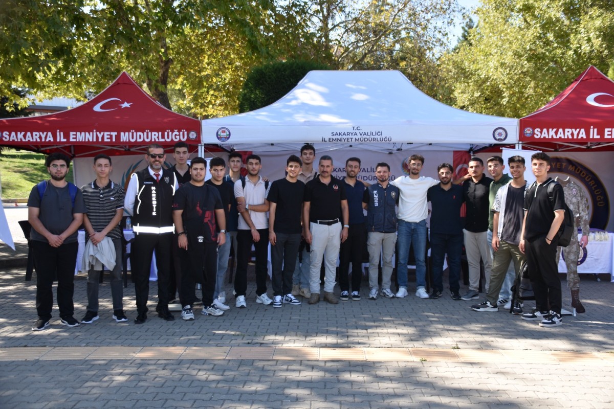 Üniversite Kampüsünde Güvenlik Odaklı Stant Etkinliği