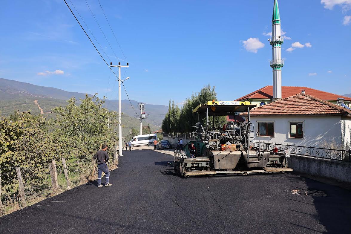 Üç Yeni Mahalleye Sıcak Asfalt