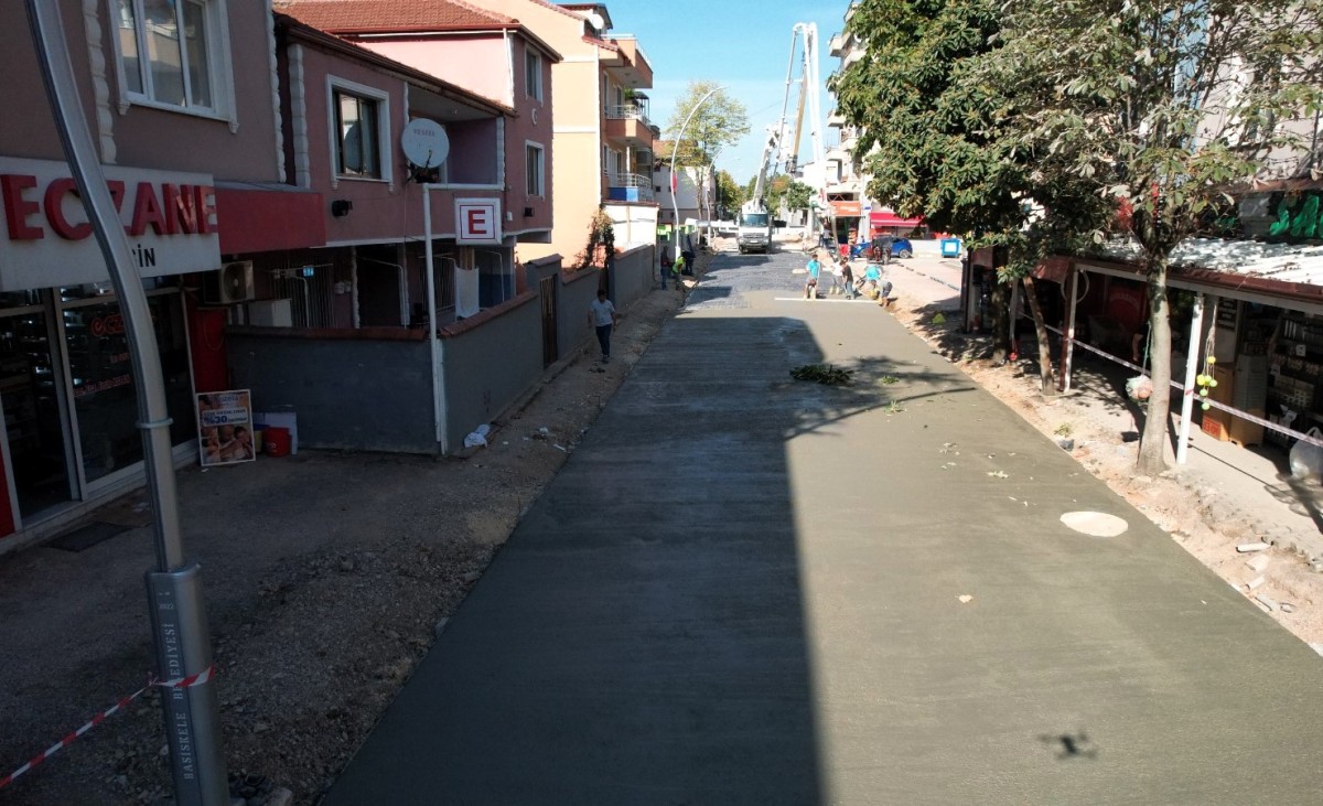 Başiskele Cumhuriyet Caddesi’nde Üstyapı Atağı