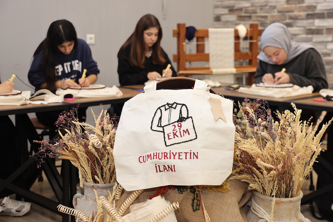 Cumhuriyet’in 102. Yılına Özel Ay Yıldızlı Çantalar